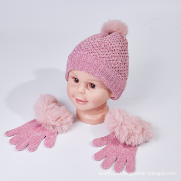 Вязаная шляпа и перчатки, установленные для ребенка